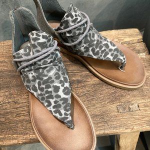 Versy g ~~~size 8 Super cute new sandals.